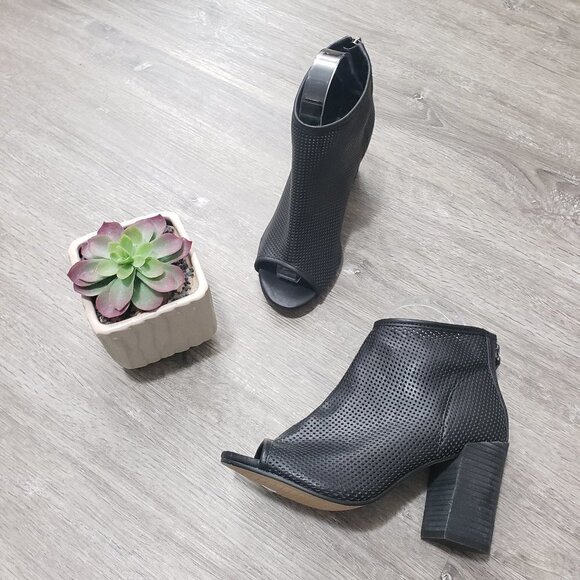 Steve Madden Perforated Open Toe Booties Sz 36 Black Faux Leather - Picture 1 of 10
